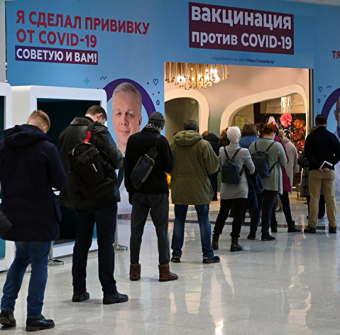Очередь в пункт вакцинации от СOVID-19 в торговом центре Очередь в пункт вакцинации от СOVID-19 в торговом центре
