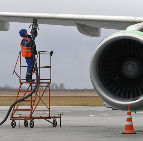 Заправка топливом самолета Boeing 737 MAX 8 авиакомпании S7