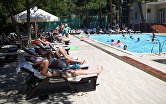 Отдыхающие у бассейна в санатории "Красная Талка" в Геледжике