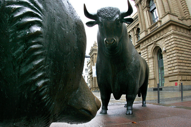 Скульптуры быка и медведя перед Франкфуртской фондовой биржей