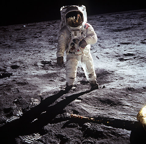 Астронавты Нил Армстронг и Эдвин Олдрин в книге рекордов Гиннесса, как первые люди на Луне