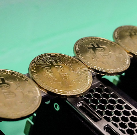 Сувенирные монеты с логотипами криптовалюты.