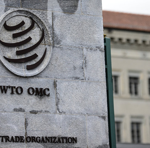 Эмблема Всемирной торговой организации (ВТО) возле здания штаб-квартиры организации в Женеве.