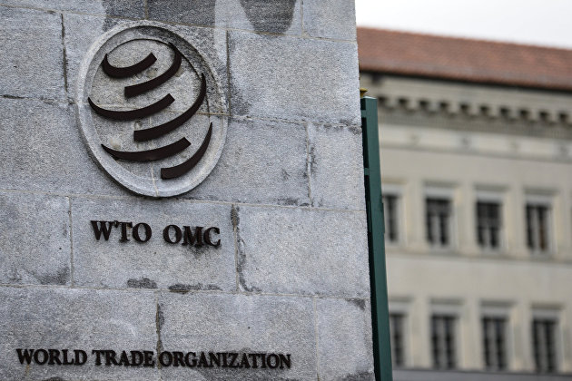 Эмблема Всемирной торговой организации (ВТО) возле здания штаб-квартиры организации в Женеве.