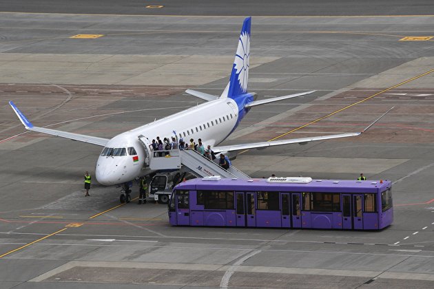 Пассажиры поднимаются по трапу на борт самолета белорусской авиакомпании "Белавиа" в национальном аэропорту "Минск".
