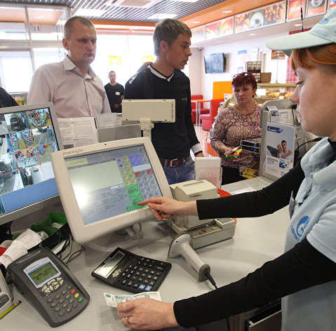 Продавец принимает оплату за топливо в магазине. Продавец принимает оплату за топливо в магазине