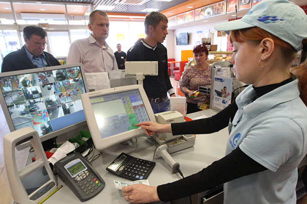 Продавец принимает оплату за топливо в магазине на автозаправочной станции сети "Газпромнефть", расположенной на Симферопольском шоссе.