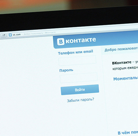 Логотип и начальная страница социальной сети Вконтакте на экране компьютера.