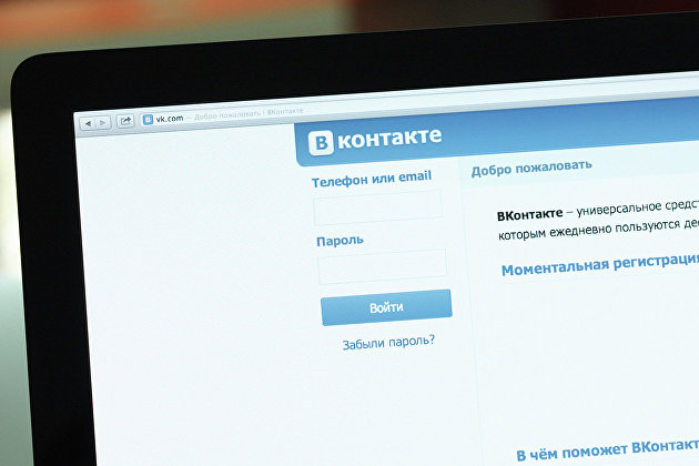 Логотип и начальная страница социальной сети Вконтакте на экране компьютера.