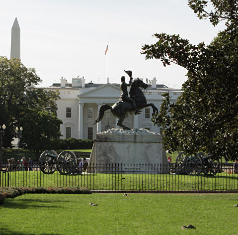 Памятник президенту Эндрю Джексону перед Белым домом в Вашингтоне