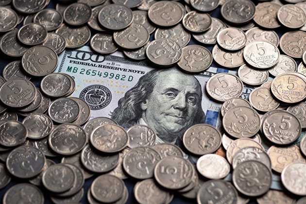 Российские копеечные монеты и купюры американских долларов.