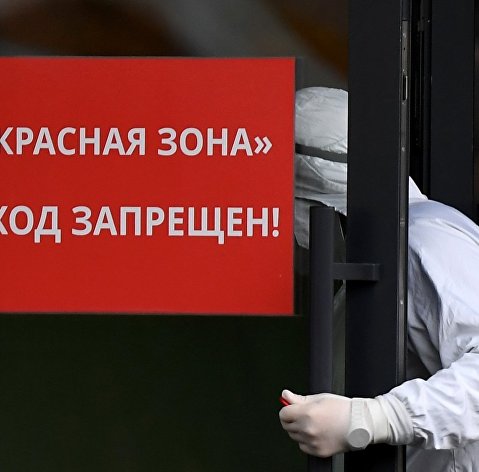 Медицинский сотрудник заходит в "красную зону" Медицинский сотрудник заходит в "красную зону" Республиканской клинической инфекционной больницы в Казани