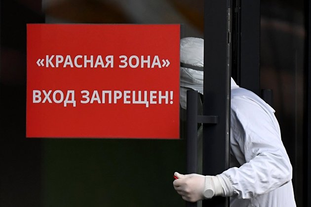 Медицинский сотрудник заходит в "красную зону" Республиканской клинической инфекционной больницы в Казани
