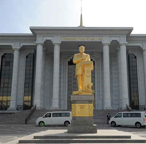 Здание парламента Туркменистана в Ашхабаде