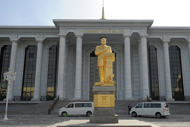 Памятник первому президенту Туркменистана Сапармурату Ниязову. в Ашхабаде