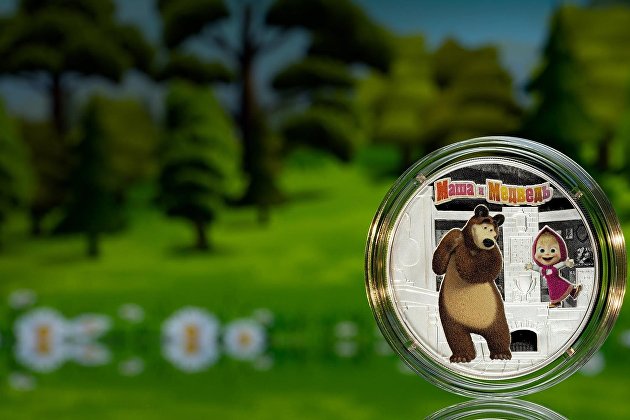 Памятная монета Банка России с персонажами мультсериала "Маша и Медведь"