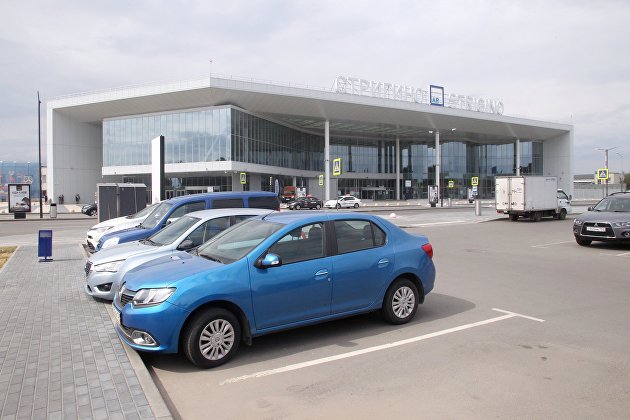 Стоянка автомобилей перед зданием Международного аэропорта Стригино в Нижнем Новгороде.