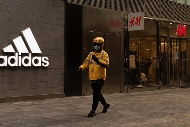 Работа магазинов Adidas в России будет приостановлена