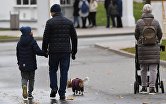Мужчина с ребенком и собакой гуляют по ВДНХ.