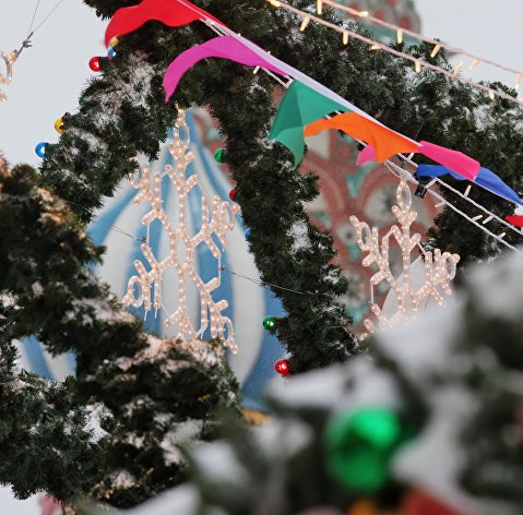 Украшения к Новому году на ярмарке на Красной площади в Москве