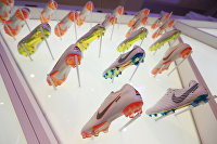 Бутсы из новой коллекции "Just Do It" компании Nike на презентации в Москве