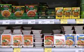 Лапша быстрого приготовления "Доширак" в магазине в Москве.