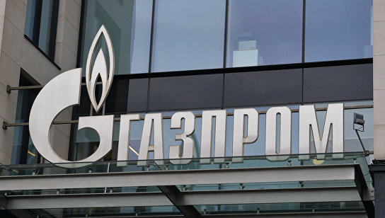 Вывеска на офисе ПАО "Газпром" на Московском проспекте в Санкт-Петербурге