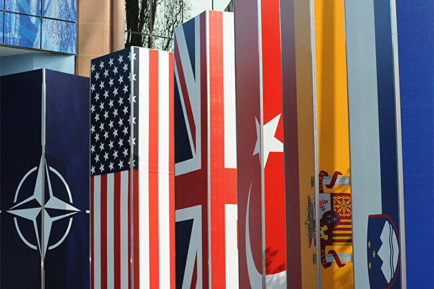 Логотип и флаги стран-участниц НАТО