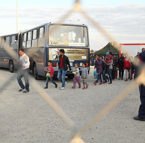 Беженцы заходят в миграционный пункт