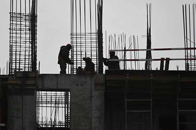 Рабочие на строительной площадке ЖК "Ситибэй" на Волоколамском шоссе в Москве