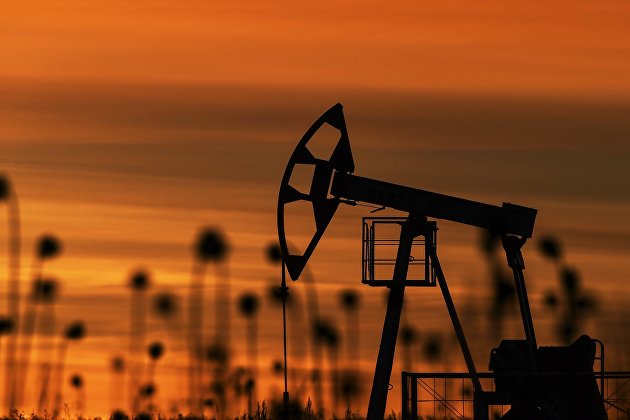 Стоимость нефти упала в четверг на росте ее запасов в США и опасениях рецессии