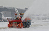 Работа служб аэропорта "Домодедово" в сложных метеорологических условиях