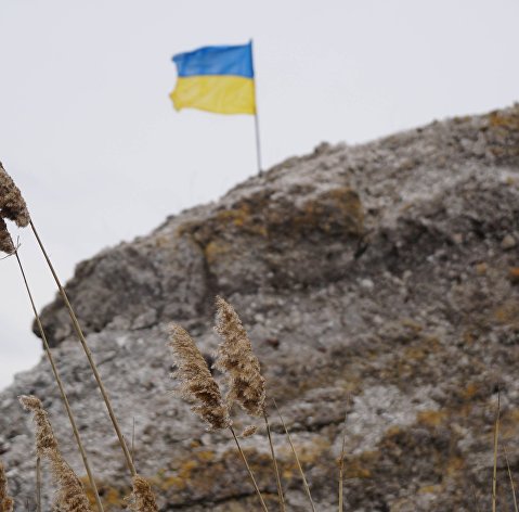 Брошенный украинский флаг под Мариуполем