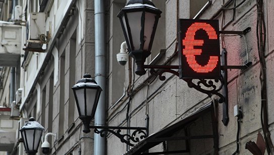 Электронное табло со знаком евро на одной из улиц в Москве.