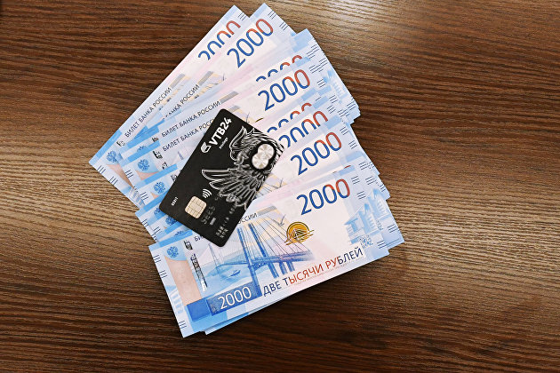 Новые купюры номиналом 2000 рублей в банке "ВТБ" в Москве