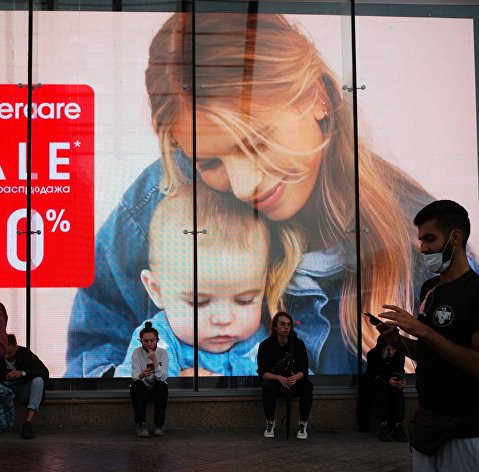 Витрина магазина Mothercare на одной из улиц Москвы Витрина магазина Mothercare на одной из улиц Москвы