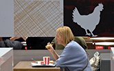 Посетительница в ресторане быстрого питания KFC