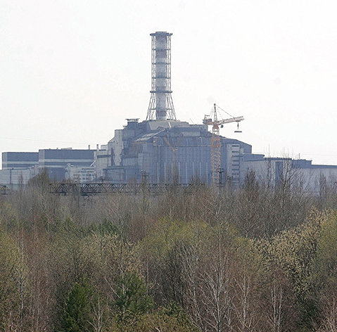 Вид на саркофаг, укрывающий 4-й блок Чернобыльской атомной электростанции.