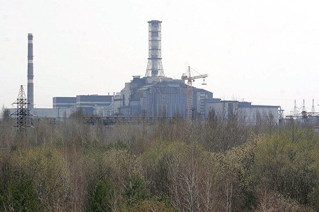 Вид на саркофаг, укрывающий 4-й блок Чернобыльской атомной электростанции.