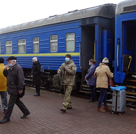 Пассажиры на перроне железнодорожного вокзала Пассажиры на перроне железнодорожного вокзала