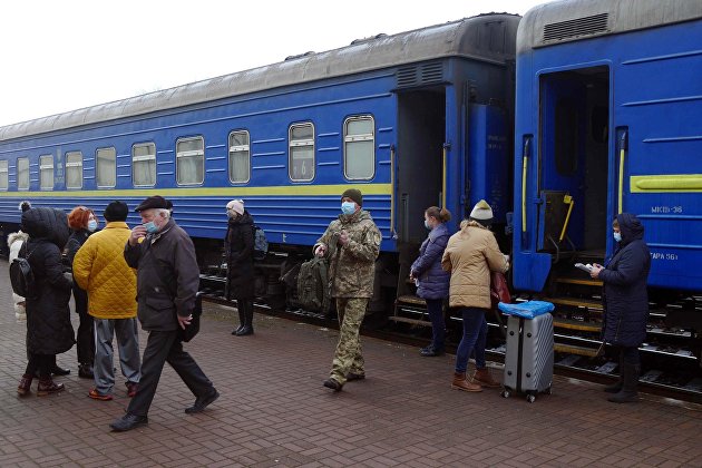 Пассажиры на перроне железнодорожного вокзала Пассажиры на перроне железнодорожного вокзала