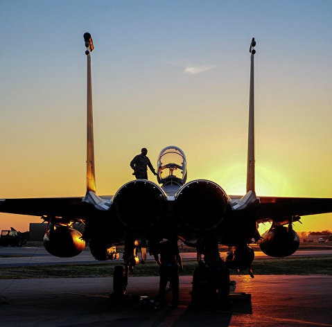*Самолет ВВС США F-15E Strike Eagle на базе Инджирлик в Турции