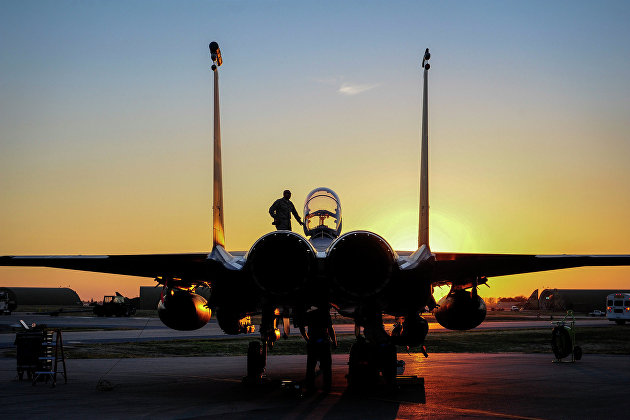 *Самолет ВВС США F-15E Strike Eagle на базе Инджирлик в Турции