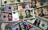 Денежные купюры китайских юаней и долларов США