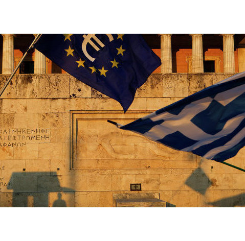 Флаги Греции и Евросоюза на площади Синтагма в Афинах.