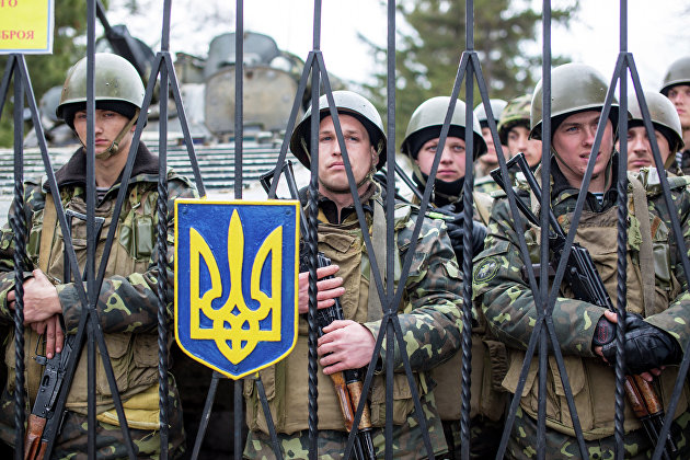 Украинские военные на территории военной базы