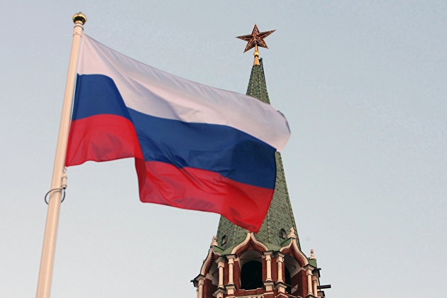*Российский государственный флаг на фоне кремлевской башни