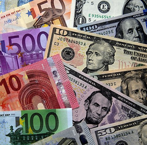 Банкноты евро и долларов США