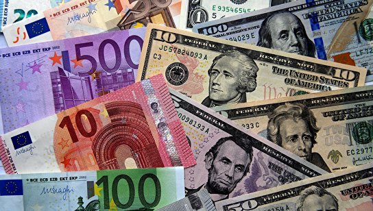 Банкноты евро и долларов США