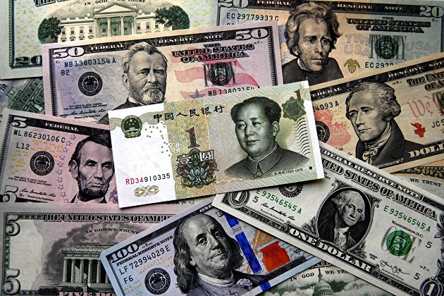 Купюры китайских юаней и долларов США